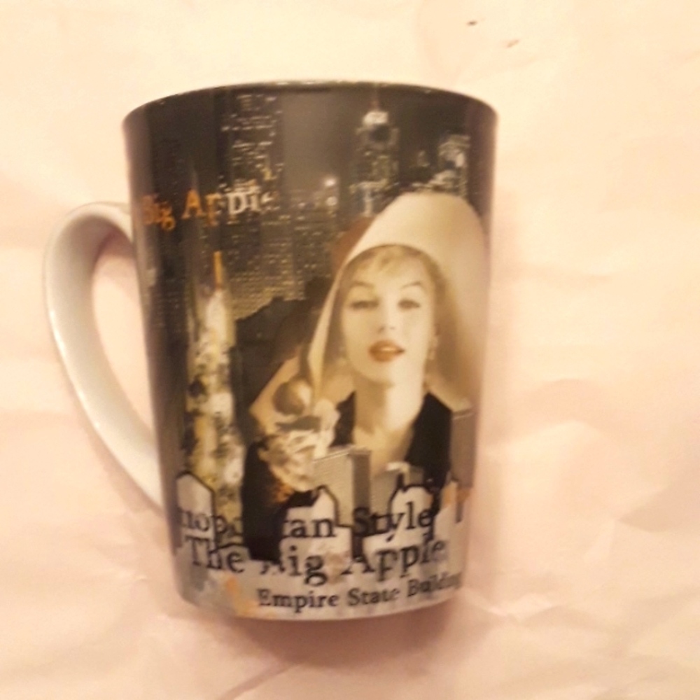 ♥️VINTAGE♥️Marilyn Monroe 'Big Apple' Mug by Dola Papij